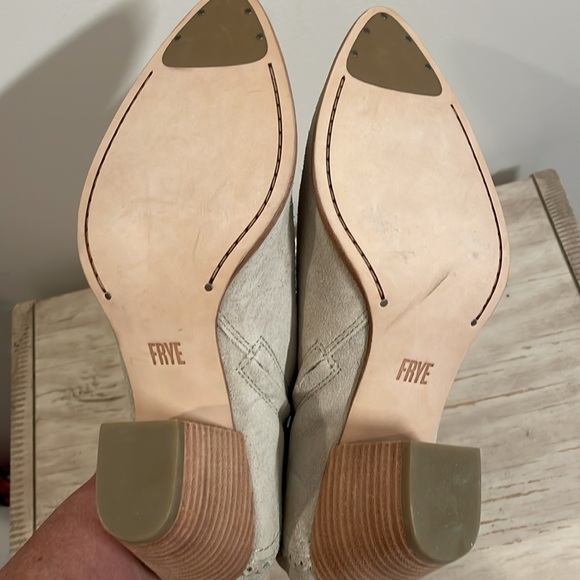 Frye Reed Scalloped Mid Heel Bootie NWOT - Picture 10 of 10